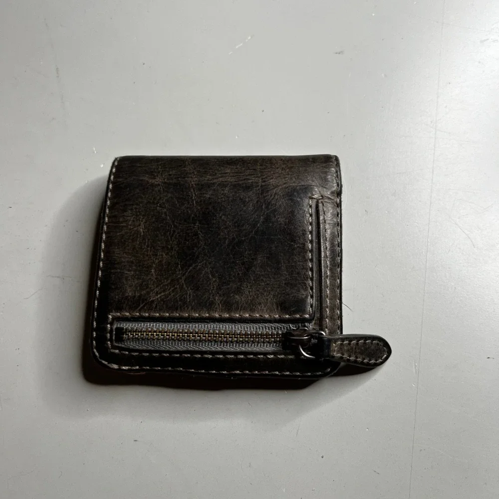 Frye Logan Small Bifold Wallet Brown Leather Zip Coin Pocket Window Distressed